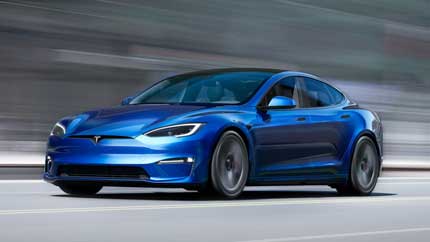 Tesla Model S Plaid сразилась на прямой с заряженным Dodge Challenger Hellcat