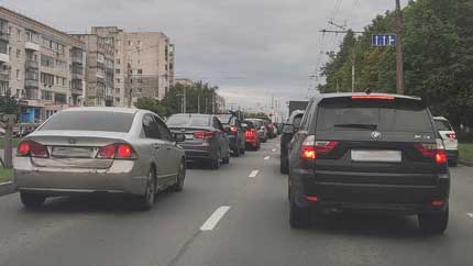 Опрос показал, чем чаще всего водители и пассажиры занимаются в пробках