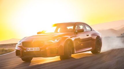 Заряженные Audi RS3 и BMW M2 сразились в гонке по прямой