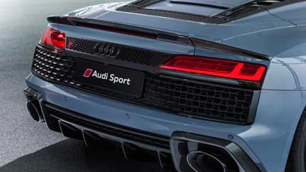Спортивные Audi RS6 Avant Performance и Audi R8 Spyder сразились на прямой