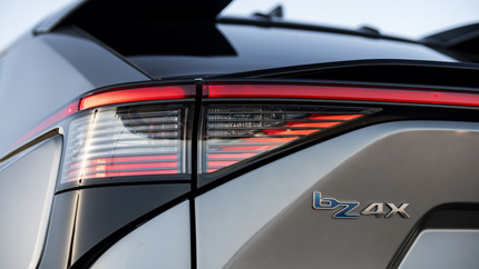 Компания TOYOTA отзывает 2,7 тыс. электрокроссоверов bZ4X из-за плохого крепления колес