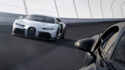 Очень быстрые Bugatti Chiron Super Sport и Tesla Model S Plaid сразились в гонке на прямой