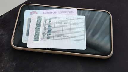 Водителям РФ хотят разрешить предъявлять права для проверки в электронном виде