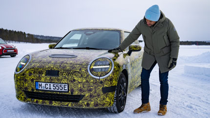 Марка MINI показала первый тизер концепта кроссовера с новым фирменным дизайном