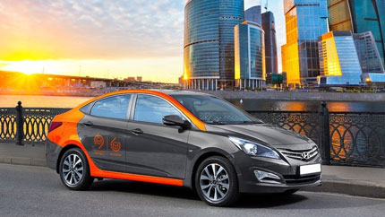 Каршеринг «Делимобиль» распродаёт шестилетние седаны Hyundai Solaris.
