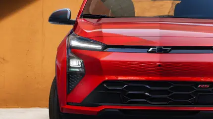 Chevrolet Bolt стал удобнее и быстрее, но бюджетность все равно заметна