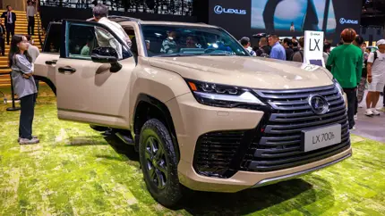 Флагманский гибрид Lexus засветился в России: что значит регистрация LX700h