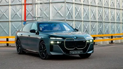 Подарок на века: BMW вручила уникальный 7-Series легенде гольфа Гэри Плееру