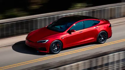 Tesla убрала удержание в полосе: «держите руль сами» и платите за FSD