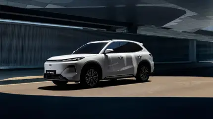 Geely запустила EX5 EM-R в России: бензиновый мотор здесь не крутит колеса