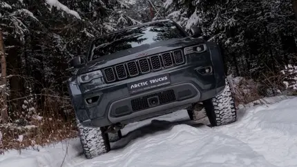Внедорожник Jeep Grand Cherokee получил в РФ экстремальную версию AT35 от Arctic Trucks