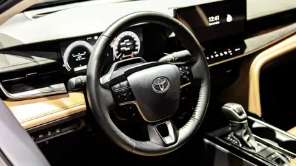 Зумеры выбирают не только бюджетники: в топе оказались BMW 3 серии и Camry