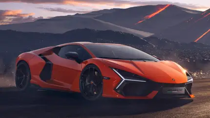 В гонке сразились гиперкар Lamborghini Revuelto и суперкар McLaren 765 LT Spider