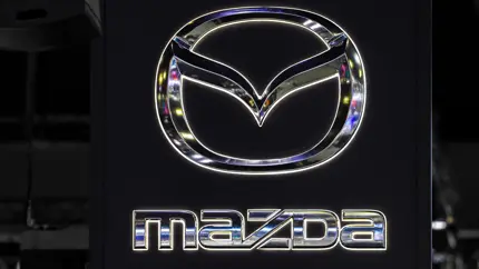 Старенькая Mazda3 почти догнала флагманский CX-90 — план Mazda дал сбой
