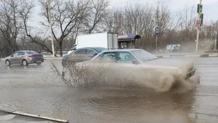 Вокруг вода: чем опасна быстрая езда по лужам на авто