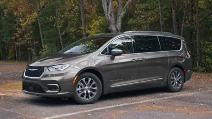 Chrysler советует владельцам некоторых Pacifica не парковаться возле зданий из-за риска возгорания