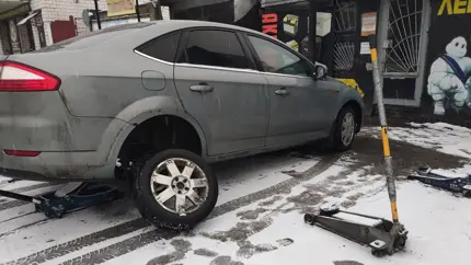 Российские автовладельцы поехали на шиномонтаж