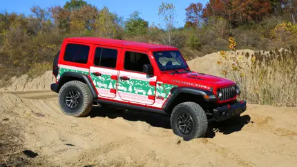 Jeep в рождественском «свитере»: Mopar продаёт необычную броню, которая спасает краску