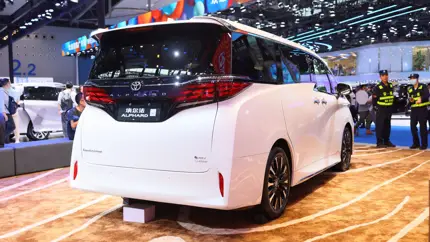 В России отзывают почти 200 автомобилей Toyota Alphard: у них проблемы с молдингом