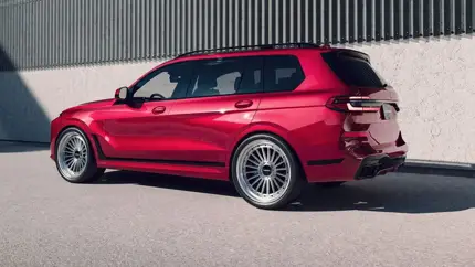 Красный BMW X7 получил колеса за $12 800, но они не выглядят гигантскими