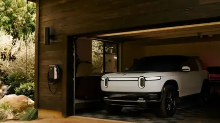 Rivian нашла способ снизить счет за зарядку без новых привычек: машина все сделает за Вас