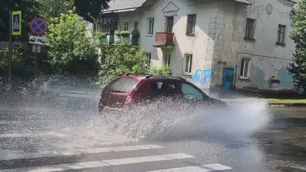 Водителям напомнили, как не стоит ездить на дорогах во время дождя