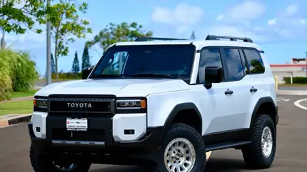 Белые Lexus GX и Toyota Land Cruiser стали злее без лишнего тюнинга