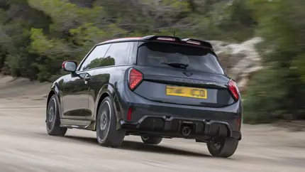 Даже больше, чем у «эмок»: новый MINI JCW получил самую большую выхлопную трубу в BMW Group