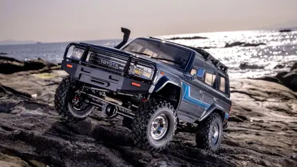 Kyosho вернула Land Cruiser 60 с квадратными фарами — в масштабе 1:10