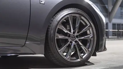 5,0-литровый мотор и новая спецсерия - Lexus представил обновленный седан IS