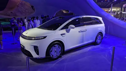 Stelato V8 показали в Чэнду: 5,3 метра, семь мест и до 830 км