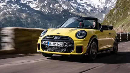 MINI JCW Convertible получил яркий оттенок Sunny Side Yellow: 231 л.с. и открытая крыша