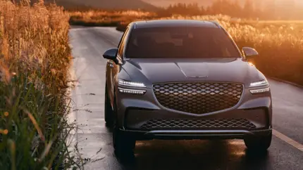 Прототип Genesis GV70 Hybrid сбросил часть камуфляжа в жарком климате Южной Европы