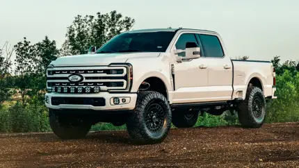Ford F-250 подняли и оснастили черными восьмиболтовыми дисками