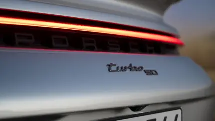 Компания Porsche представила юбилейную версию 911 Turbo 50 Years