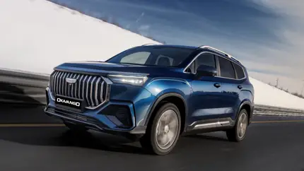 В России стартовали официальные продажи нового 7-местного кроссовера Geely Okavango - цены от 3 млн рублей