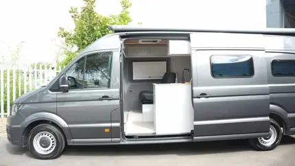 Снаружи фургон, внутри квартира: VW Crafter получил душ и три спальных места