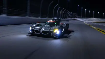 Новый BMW M Hybrid V8 для 2026: переработанный нос, оптика и аэродинамика