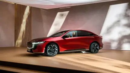 Passat грустит в углу, пока Mazda 6e увозит его водителей в новую жизнь