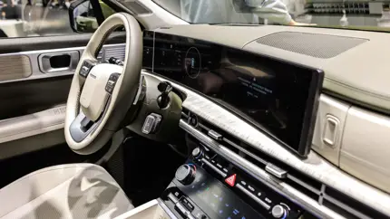 Жара и ультрафиолет отклеивают панель Hyundai Tucson 2026: воздух выпускают иглами и прижимают сталью