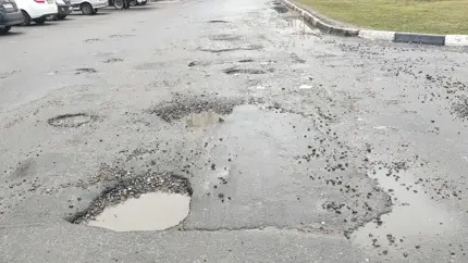 Автомобиль попал в яму на дороге и получил повреждения: что делать?