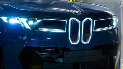 Немцы показали, как собирают новый BMW iX3: эксклюзивные кадры прямо с конвейера