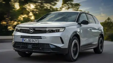 Семейный SUV с разными характерами: Opel Grandland Hybrid сравнили с Electric