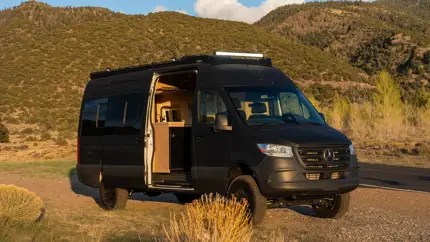 Mercedes Sprinter превратили в лыжный дом с кроватью под потолком