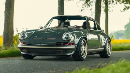 Всего 11 машин: рестомод Porsche 911 964 с мотором на 380 л.с. получил современное оборудование