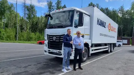 Необычный способ презентации: глава КАМАЗа приехал на ПМЭФ не на лимузине