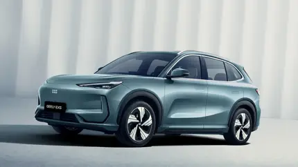 На российский рынок выходит новый электрический кроссовер Geely EX5. Раскрыты комплектации и характеристики