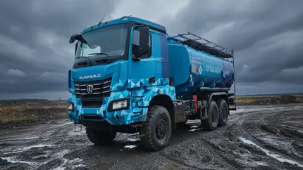 В России представили новый полноприводный автотопливозаправщик: новинку выпустили на базе КАМАЗ-65959