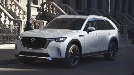 Десятки тысяч новых кроссоверов Mazda CX-90 и CX-70 попали под отзыв