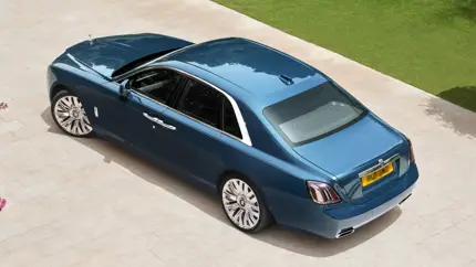 Очень дорого: в России выставили на продажу Rolls-Royce Ghost 2025 года в драйверкой версии Black Badge